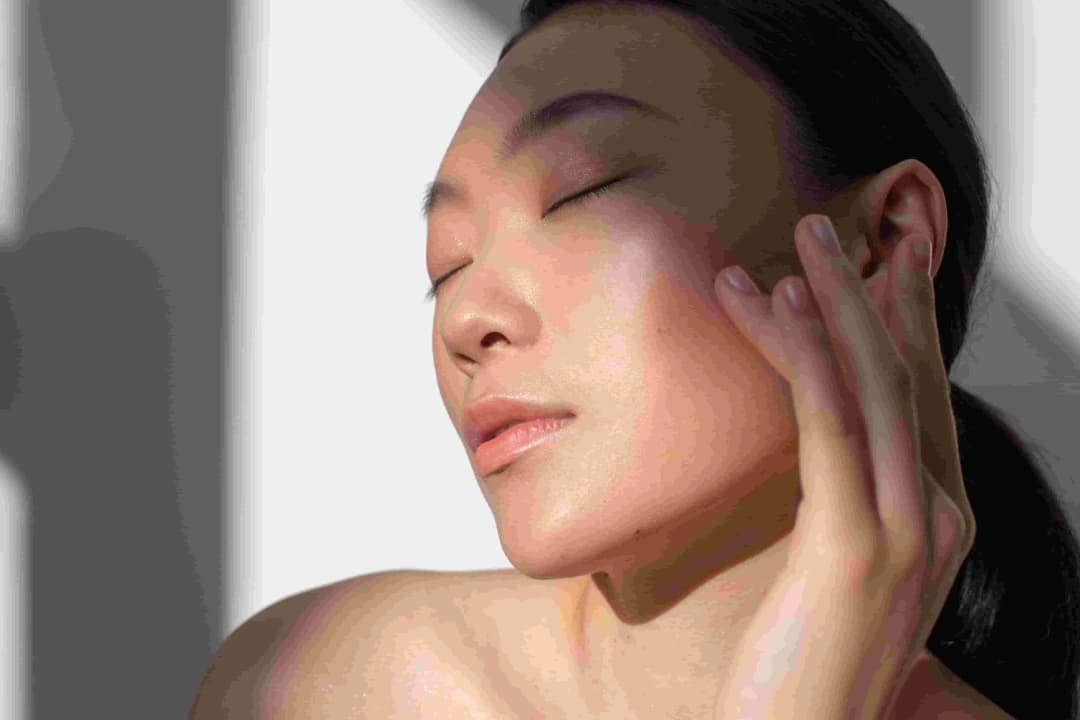 5 Perbedaan Glowing dan Brightening, Jangan Sampai Keliru!