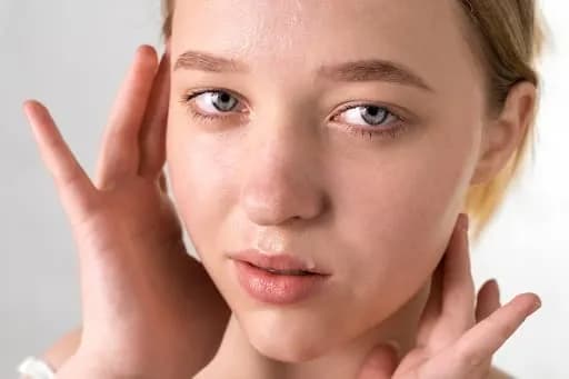7 Cara Mengatasi Wajah Berminyak dengan Tepat