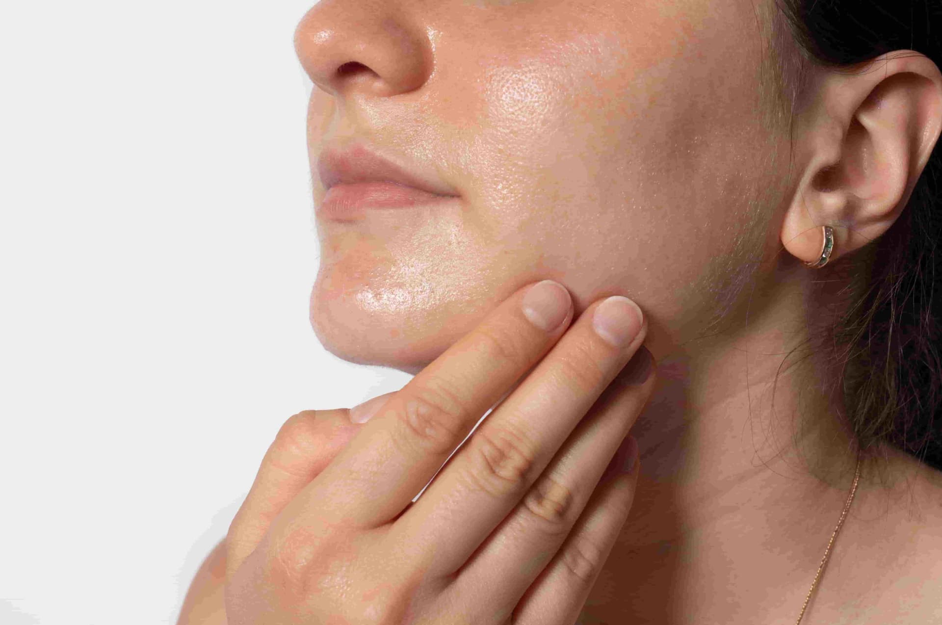 7 Perbedaan Glowing dan Berminyak, Kenali Cirinya di Sini!